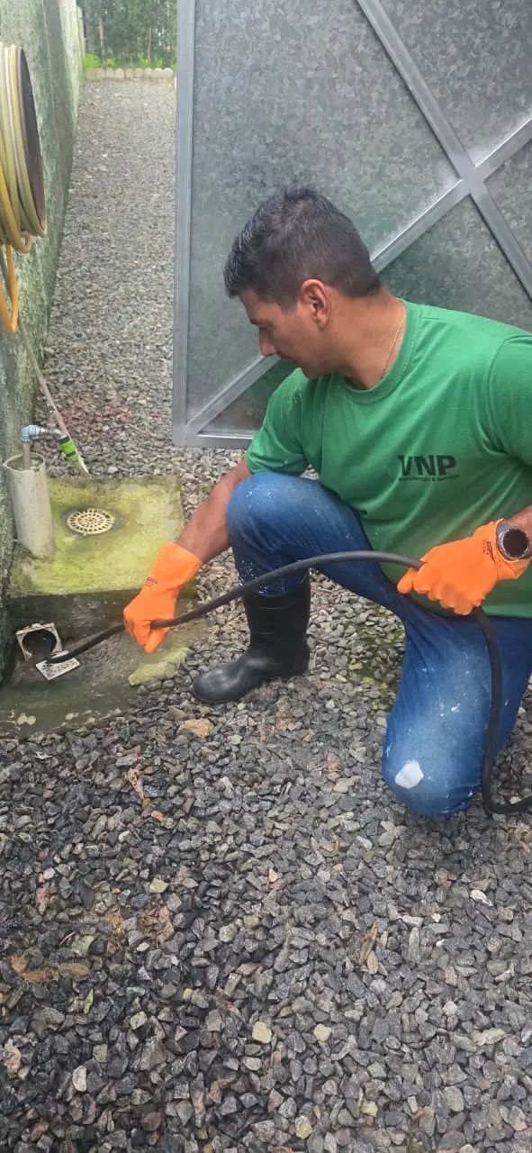 Profissional da VNP em atendimento externo de desentupimento